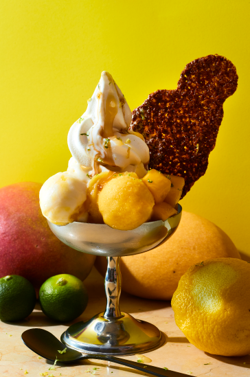柑橘、マンゴー、アーモンドキャラメルガレットのソフトクリームサンデー