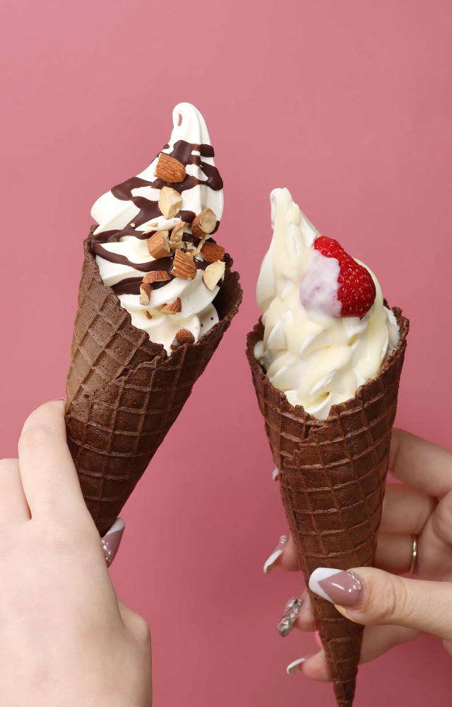 【左】チョコがけソフトクリーム【右】ホワイトチョコがけソフトクリーム